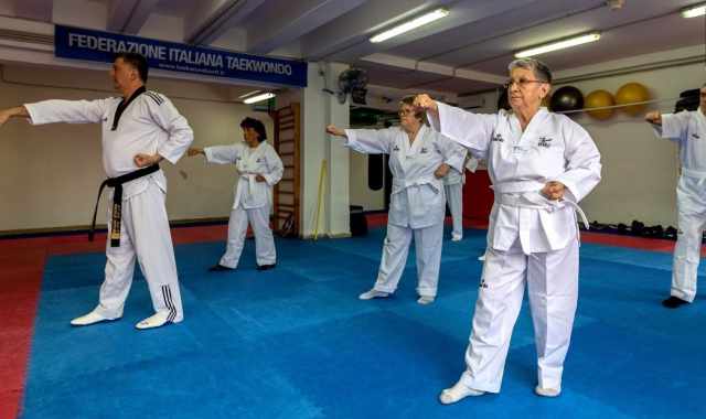 Bari, i nonni che praticano il Taekwondo: «Ci divertiamo a sferrare calci e pugni in volo»
